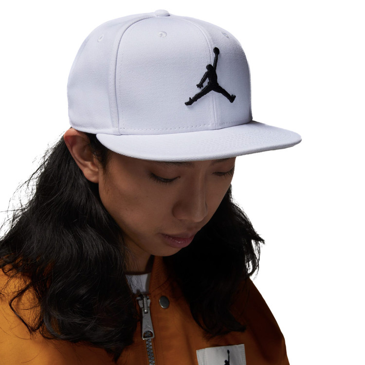 gorra-jordan-pro-jumpman-white-photon-dust-black-0