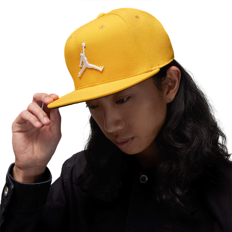 gorra-jordan-pro-jumpman-yellow-ochre-black-white-0