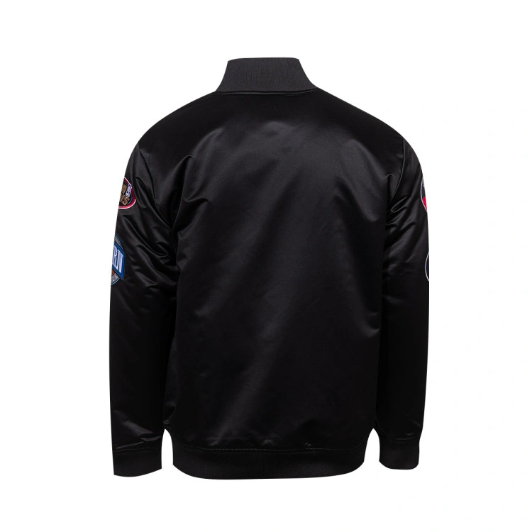 chaqueta-mitchell-ness-chicago-bulls-blackout-heavyweight-satin-black-1
