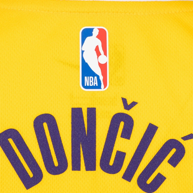 camiseta-nike-los-angeles-lakers-icon-edition-luka-doncic-preescolar-amarillo-5