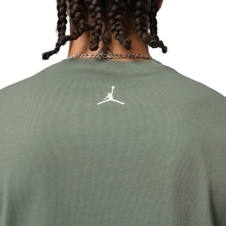 camiseta-jordan-brooklyn-essential-85-gfx-crew-vintage-lichen-bright-citron-sail-3