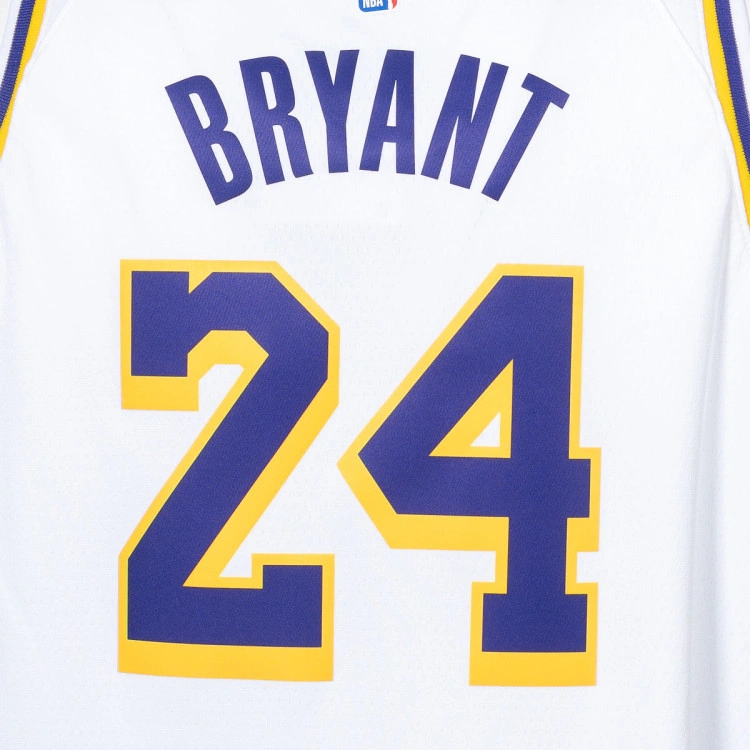 camiseta-nike-los-angeles-lakers-swingman-association-edition-kobe-bryant-nino-white-5