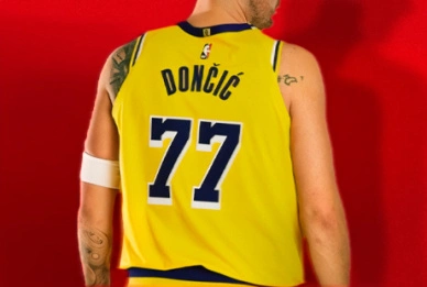 card Ofertas imperdibles en camisetas de Luka Dončić